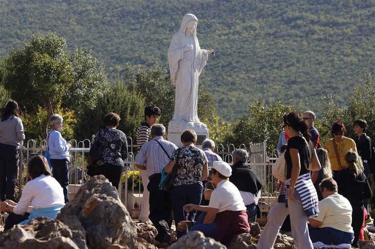 Fedeli in preghiera a Medjugorje (Reuters)