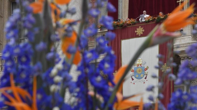 Gli addobbi floreali citati dal Papa