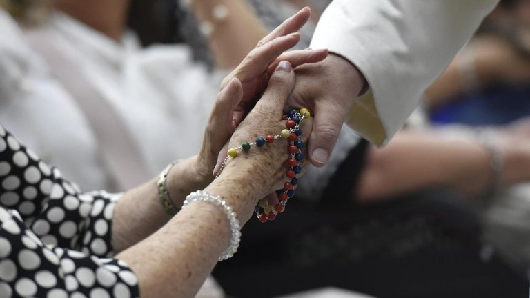 Papa all’udienza: Chiesa senza frontiere che solleva chi soffre e non condanna