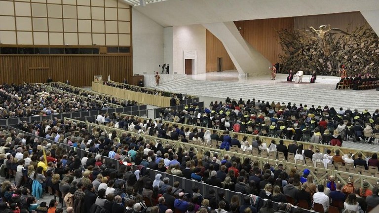 Papa all’udienza generale: pregare Dio come un bimbo col padre