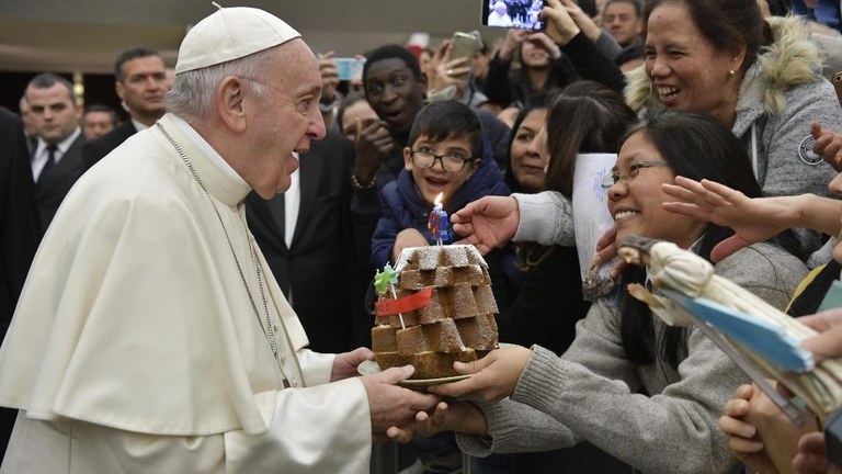 Papa all’udienza: non mondanizziamo il Natale, accogliamo le sorprese di Gesù