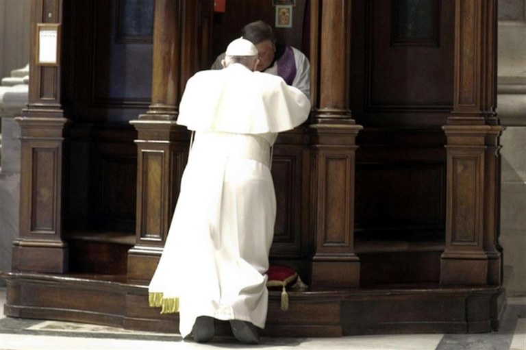Papa Francesco si confessa (Ansa)