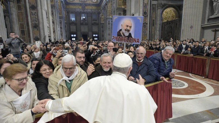 Papa: chi ama la Chiesa non l'accusa distruggendola con la lingua