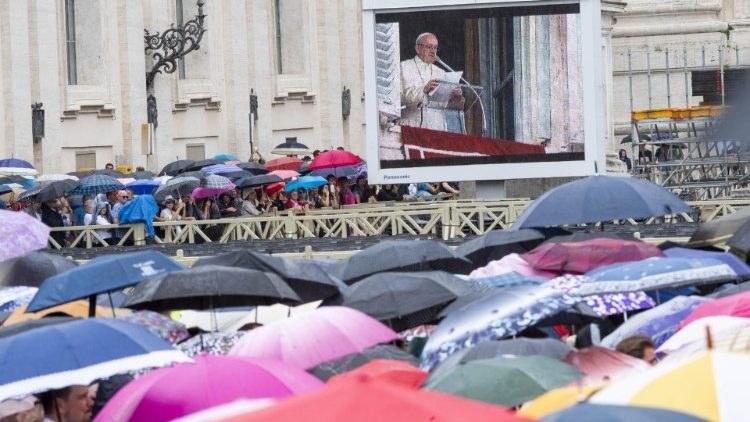Immagini dall'Angelus di Papa Francesco