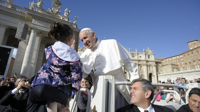 Papa: davanti a scandalosa indigenza, ricchezza abbia dimensione sociale
