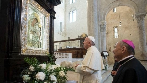 Papa Francesco: “Quella Madonna ci mette a nudo”