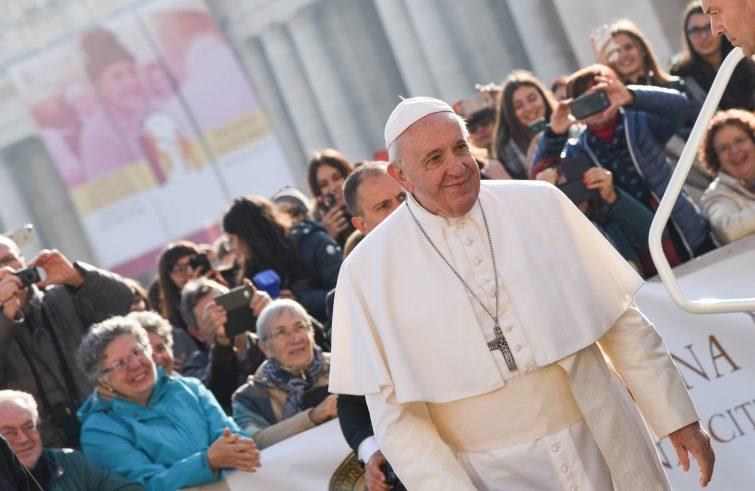 Vivere a contatto coi bisognosi non è la moda di un pontificato