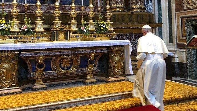 Papa Francesco a Santa maria Maggiore al rientro dal viaggio a Panama