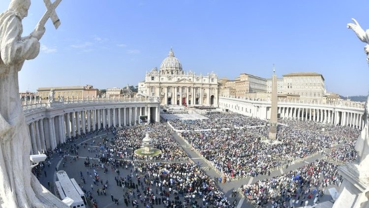 Papa Francesco: i Santi insegnano a vivere in Cristo, senza mezze misure