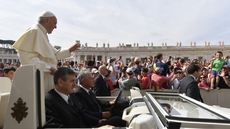 Papa Francesco: nella Chiesa non ci sono padroni e operai