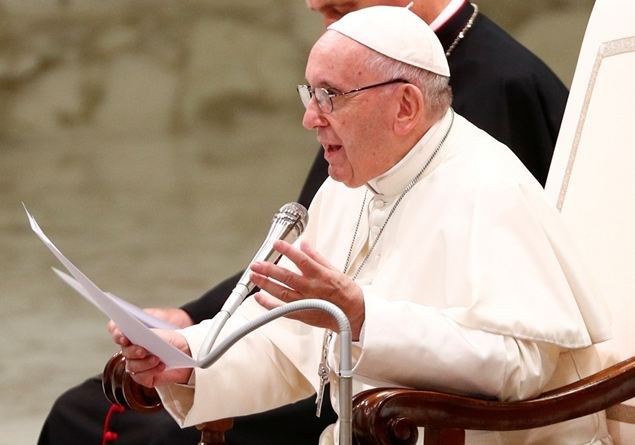 Papa Francesco: «No all'ipocrisia di chi prega come un pappagallo»