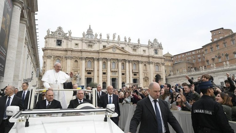 Papa Francesco: servire la speranza significa gettare ponti tra le civiltà