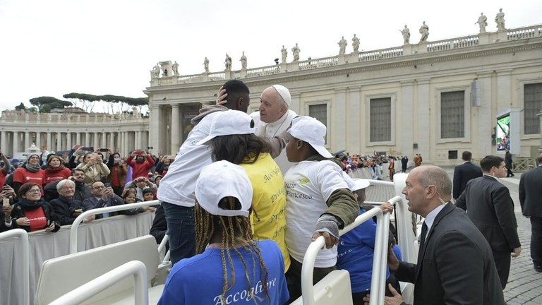 Papa: il male è come un leone furioso, ma Gesù ci libera dal suo potere