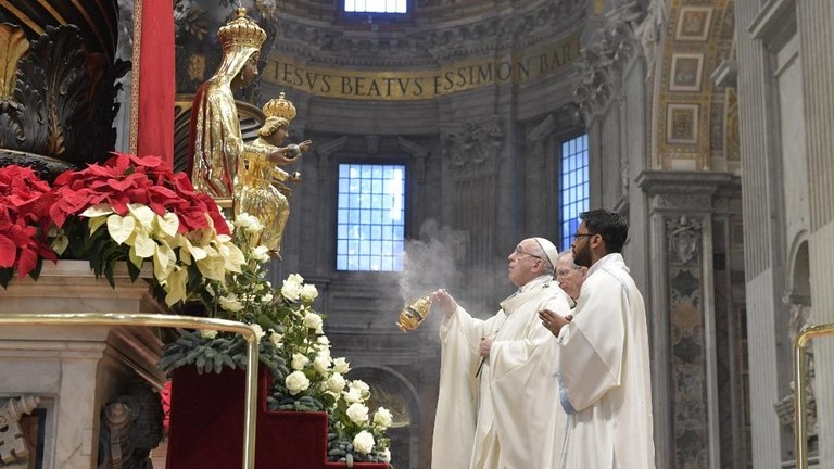 Papa: la Madonna non è un optional, accogliamo nella vita la Regina della pace