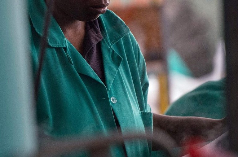 Sudafrica: una donna al lavoro in una fabbrica tessile