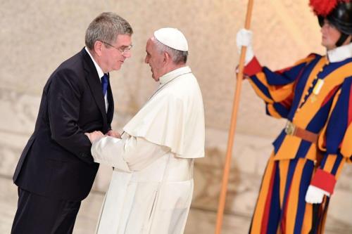 Papa Francesco con il presidente del Comitato Olimpico Internazionale Thomas Bach (Ansa web)