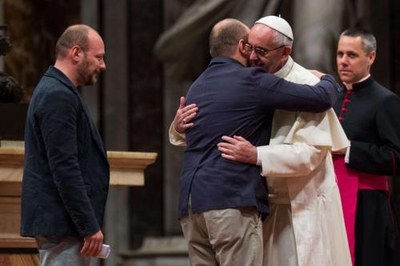 Veglia di preghiera per asciugare le lacrime. L'abbraccio (tutte le foto in pagina Lapresse)