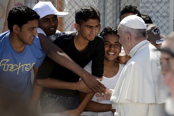 Il Papa a Lesbo. Foto Lapresse