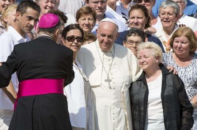 Il Papa con l'arcivescovo di Rouen e la sorella di padre Hamel (Ansa web)