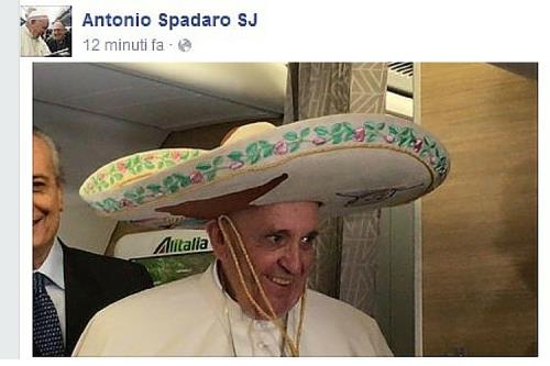 Il Papa a bordo dell'aereo che lo porta a L'Avana ha incontrato i giornalisti e indossato il sombrero
