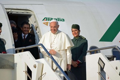 (Papa Francesco in partenza dall'aeroporto di Fiumicino, Ansaweb)