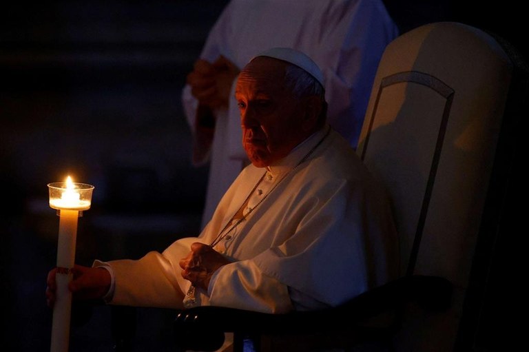 Il Papa: non possiamo fare Pasqua se continuiamo a rimanere nella morte - Reuters