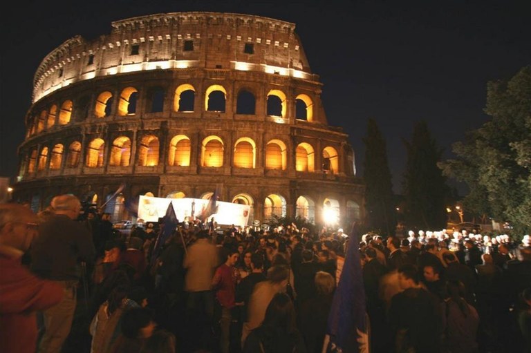 Il Colosseo illuminato contro la pena di morte