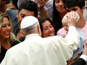 pope-francis-blesses2_2448612.jpg