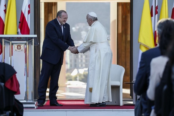 (Francesco con Giorgi Margvelashvili, presidente della Georgia, Lapresse)