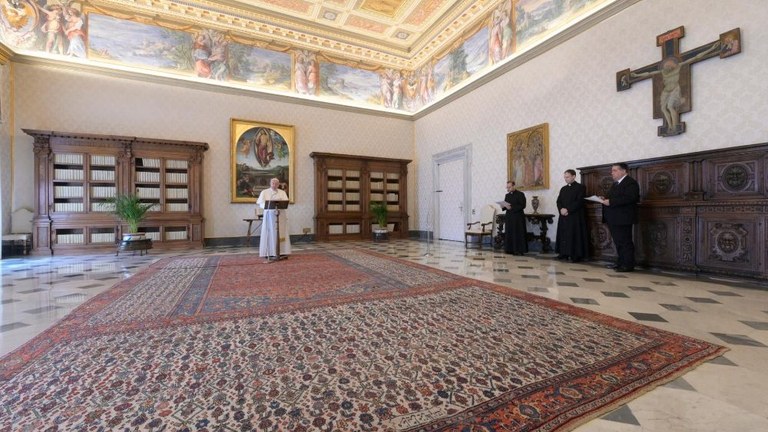 Regina Coeli, Francesco: la vita cambia direzione se si passa "dall’io a Dio"