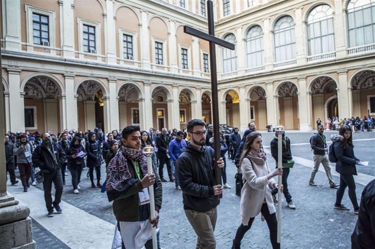 Una Chiesa giovane in dialogo con gli adulti