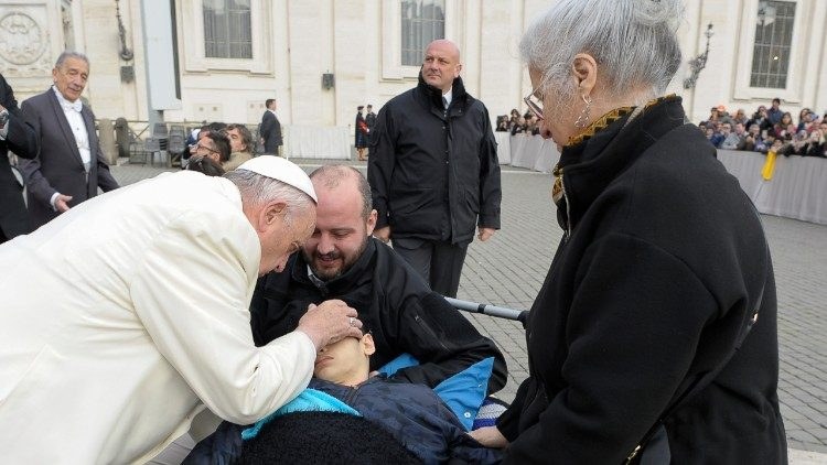 Papa Francesco incontra un ragazzo disabile (Vatican Media)
