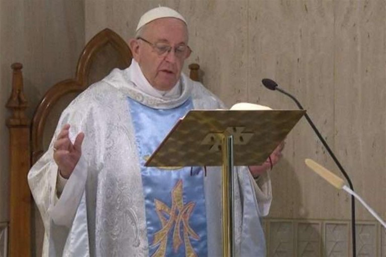 Papa: la Chiesa è donna e madre, come Maria