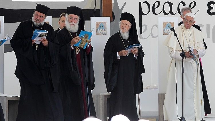 Il Papa a Bari durante la preghiera ecumenica per la pace (ANSA)