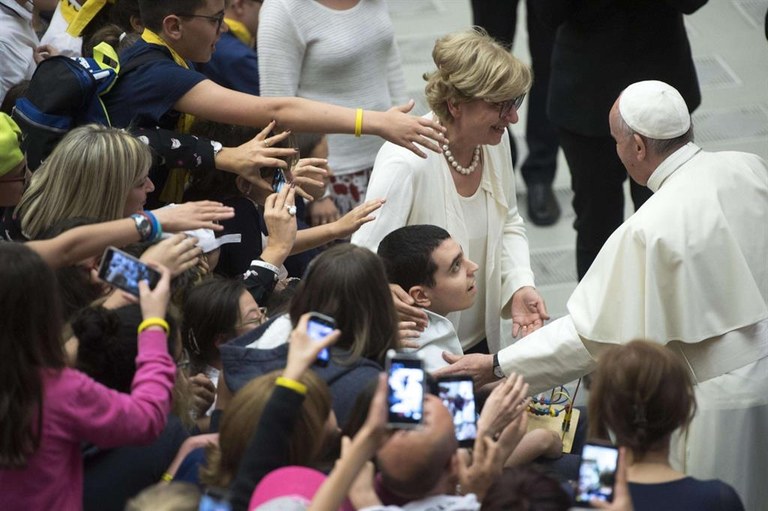 Papa Francesco saluta alcuni partecipanti all'udienza di stamani in Aula Paolo VI (Ansa)
