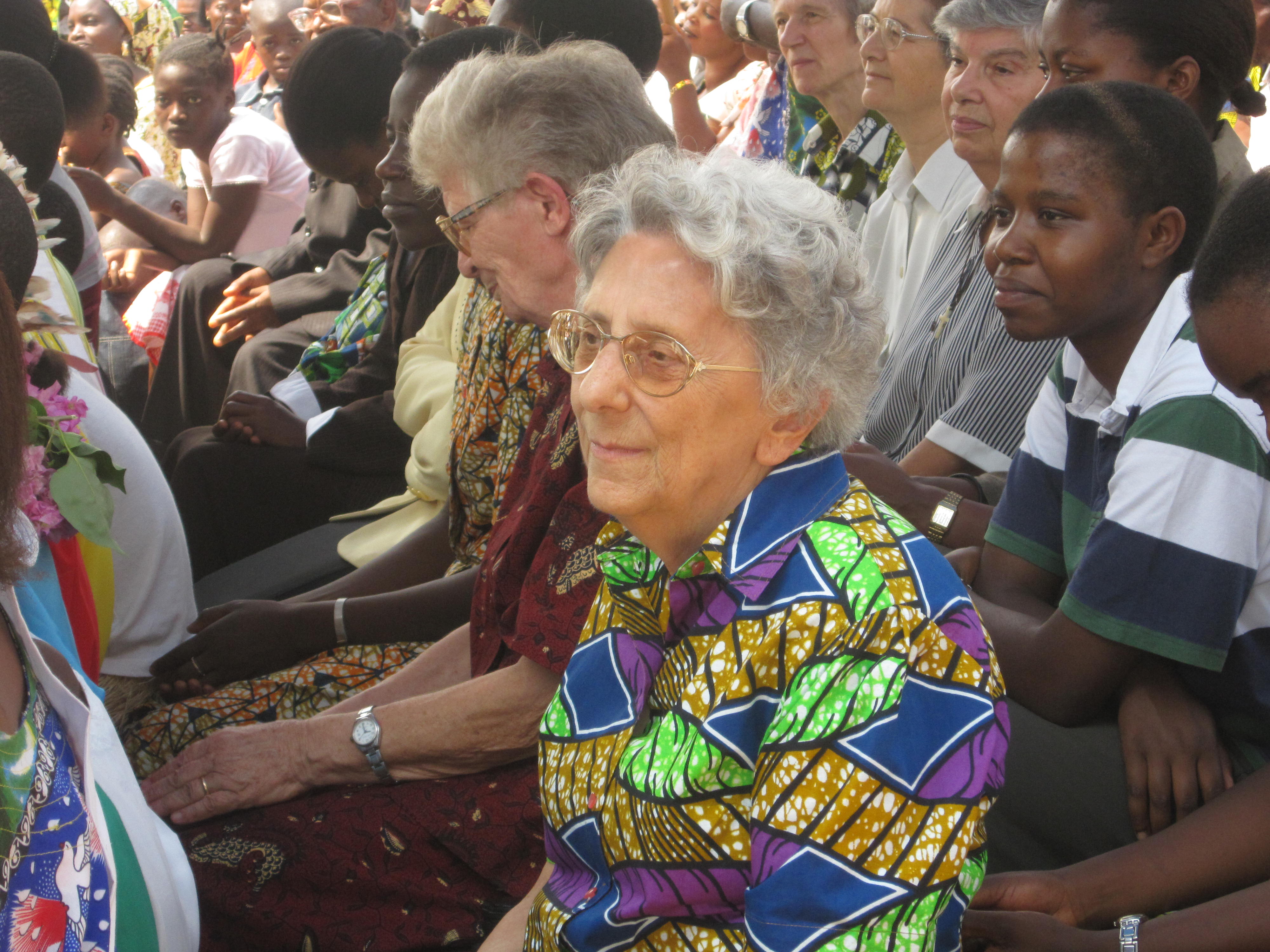 Uvira (RD Congo), 2010. Rosetta Mancini con le sorelle e la popolazione di Uvira, durante la celebrazione nel 50° di presenza delle saveriane..JPG