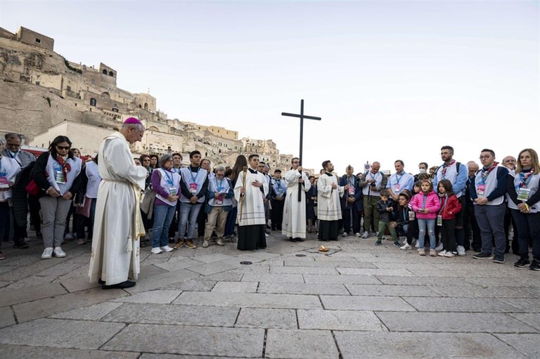 Una delle tappe della Via Lucis ieri pomeriggio a Matera, presieduta dall’arcivescovo Castellucci - Siciliani