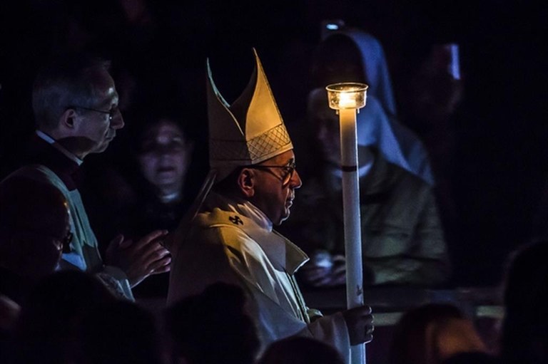 Papa Francesco durante la veglia pasquale in San Pietro (Siciliani)