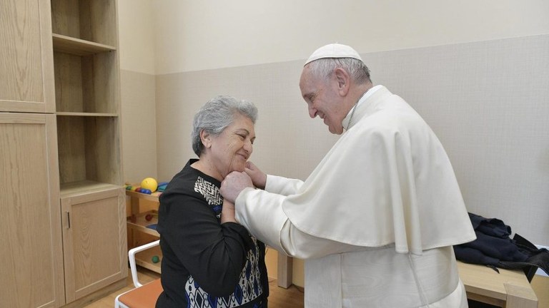 L'abbraccio del Papa agli ospiti del Villaggio Emanuele