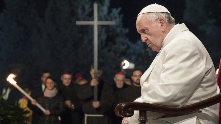 Via Crucis al Colosseo. Le meditazioni di quest'anno scritte da liceali di Roma