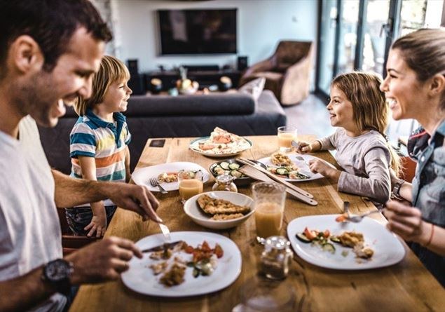 Via i cellulari, parliamo: comunicare in famiglia è un bene prezioso