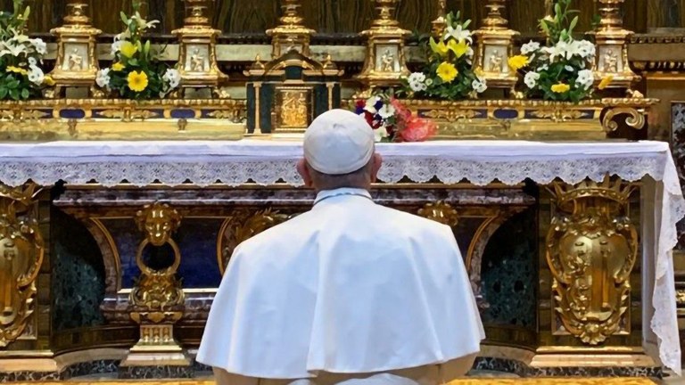 Il Papa in preghiera