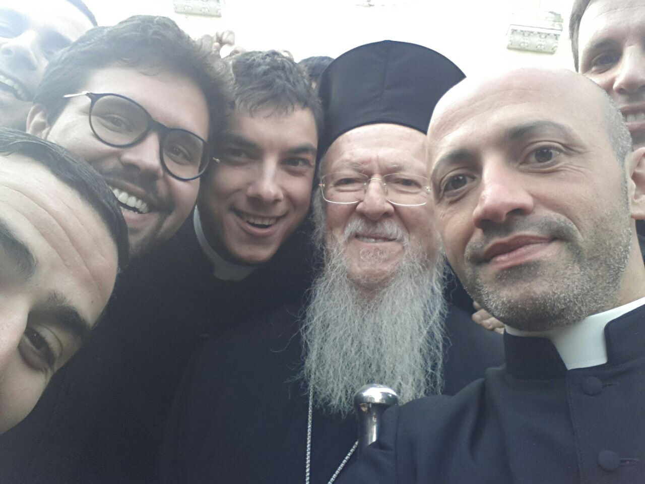 Selfie di Bartolomeo con i seminaristi.jpg